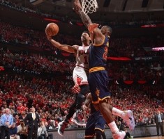 亦敌亦友！詹姆斯祝贺罗斯1号球衣退役：